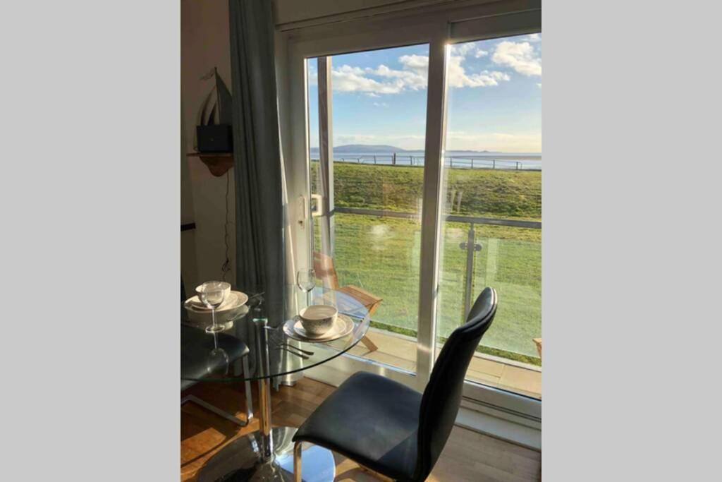 Cockledora, A Luxury Ground Floor Beachfront Apartment Llanelli Dış mekan fotoğraf