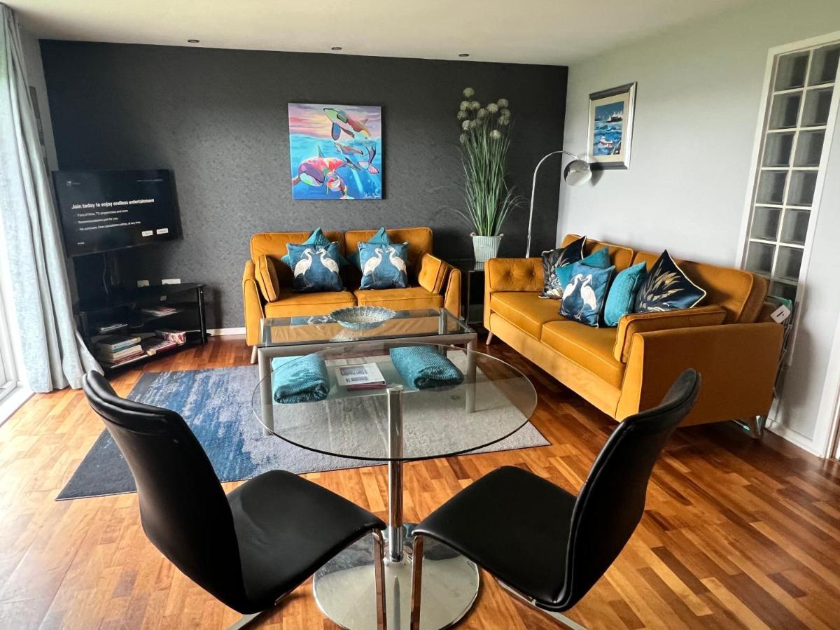 Cockledora, A Luxury Ground Floor Beachfront Apartment Llanelli Dış mekan fotoğraf