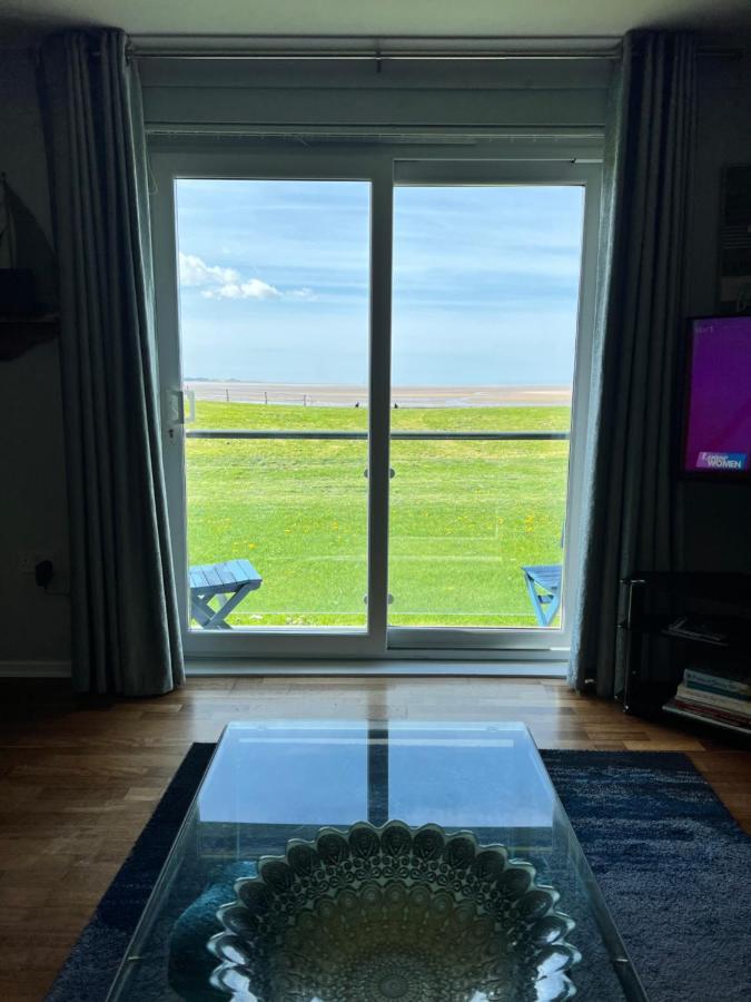 Cockledora, A Luxury Ground Floor Beachfront Apartment Llanelli Dış mekan fotoğraf