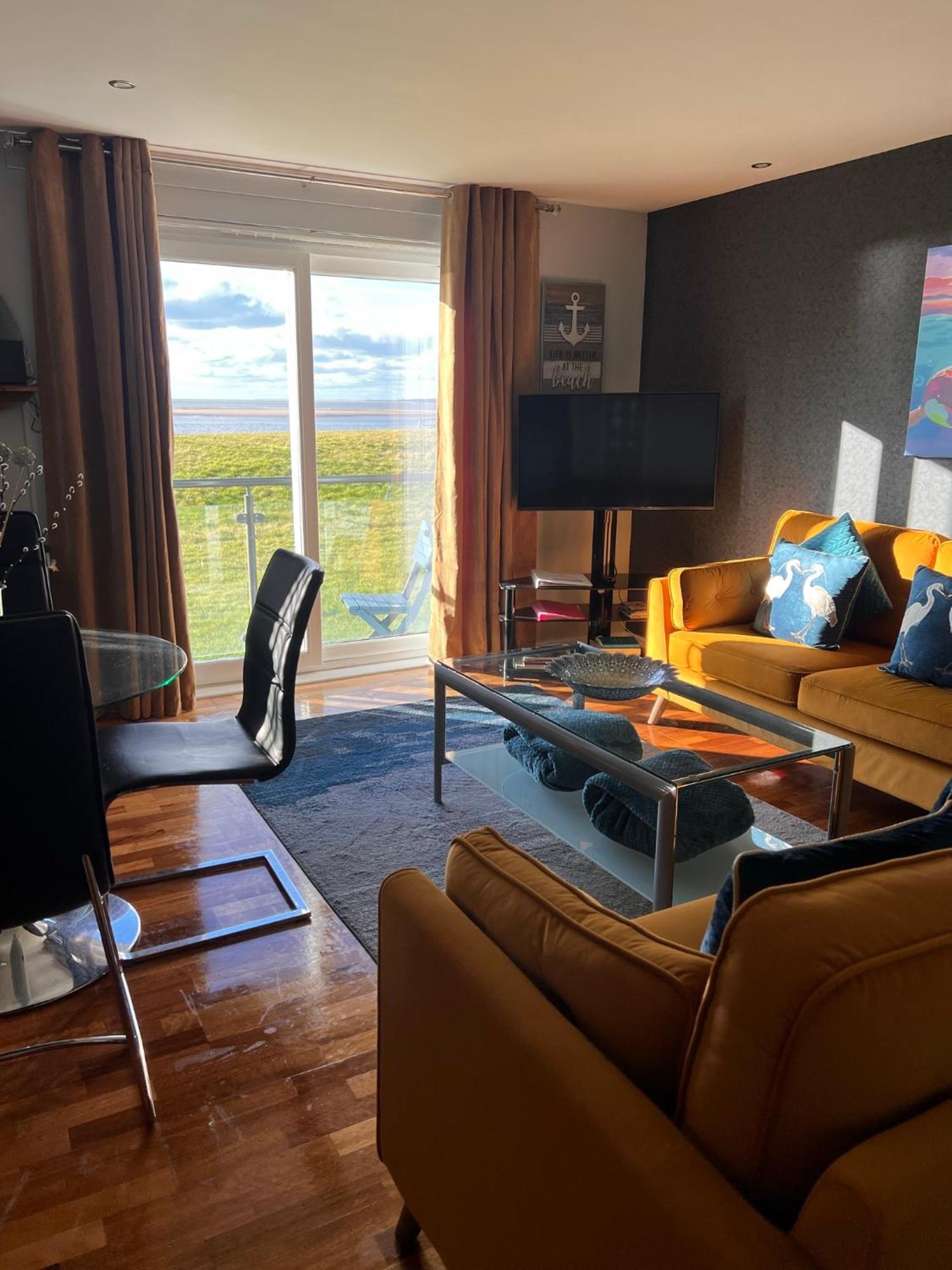 Cockledora, A Luxury Ground Floor Beachfront Apartment Llanelli Dış mekan fotoğraf